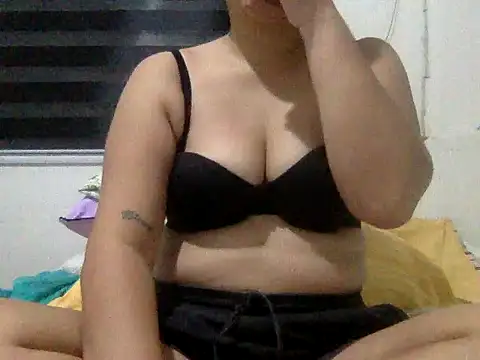 Snapshot of yummy_mia chatting on 06/16/26, 11:38 yummy mia online show from 06/16/26, 11:38