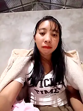 Snapshot of emaame68 chatting on 10/22/25, 01:32 emaame68 online show from 10/22/25, 01:32