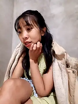 Snapshot of emaame68 chatting on 10/28/25, 03:33 emaame68 online show from 10/28/25, 03:33