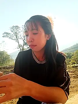 Snapshot of emaame68 chatting on 11/25/25, 01:17 emaame68 online show from 11/25/25, 01:17