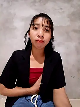 Snapshot of emaame68 chatting on 10/23/25, 01:43 emaame68 online show from 10/23/25, 01:43