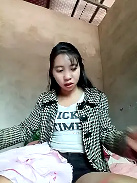 Snapshot of emaame68 chatting on 10/24/25, 02:43 emaame68 online show from 10/24/25, 02:43