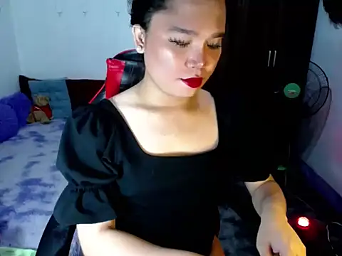 Urassiansweetcummer online show from 05/12/26, 12:11