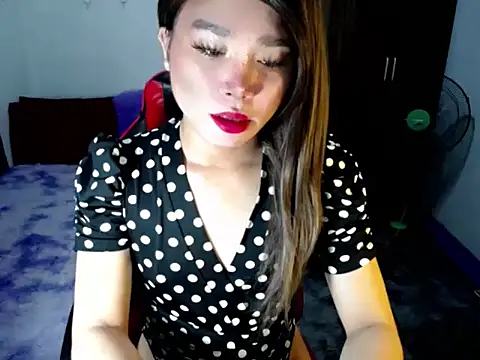 Urassiansweetcummer online show from 11/23/25, 01:59