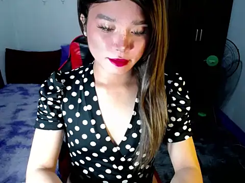 Urassiansweetcummer online show from 11/20/25, 12:28