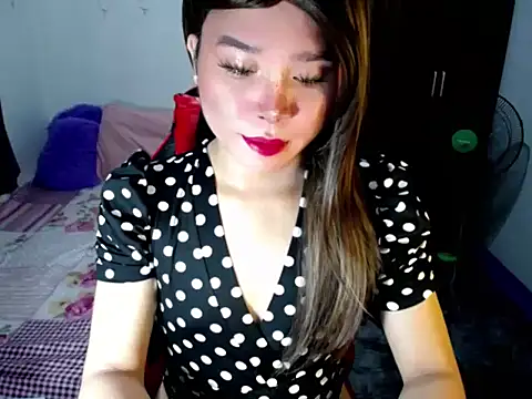 Urassiansweetcummer online show from 10/19/25, 04:04