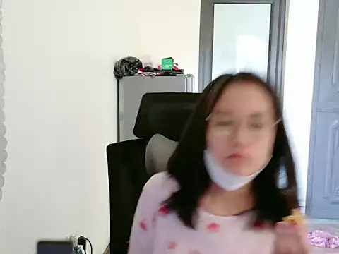 Shulee21 online show from 10/02/25, 02:37