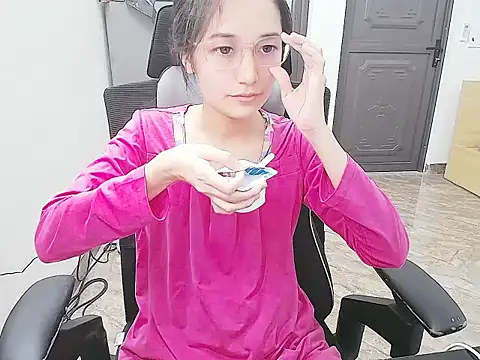 Shulee21 online show from 10/29/25, 04:44