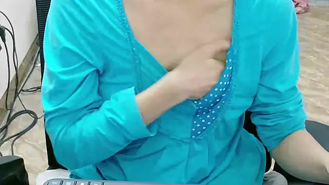 Shulee21 online show from 10/31/25, 02:52