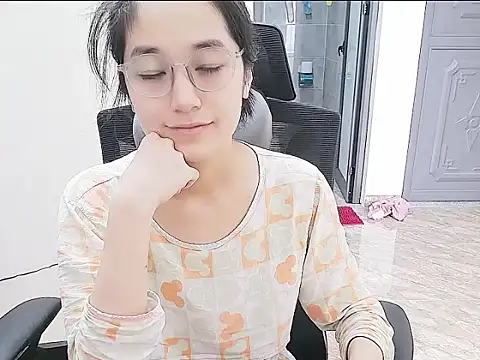 Shulee21 online show from 10/01/25, 01:55