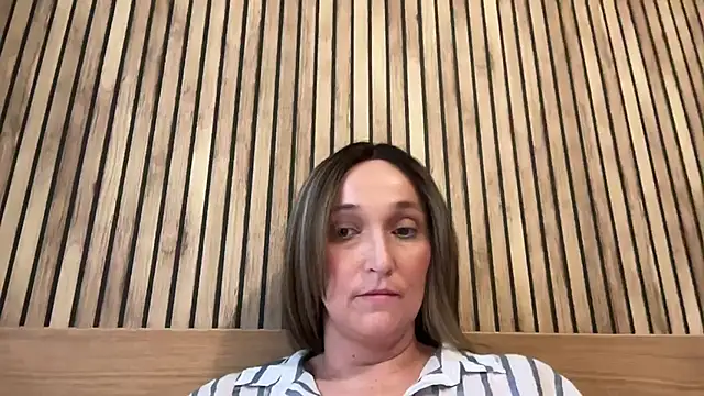 Snapshot of ElegantLilyXX chatting on 12/17/25, 01:05 ElegantLilyXX online show from 12/17/25, 01:05