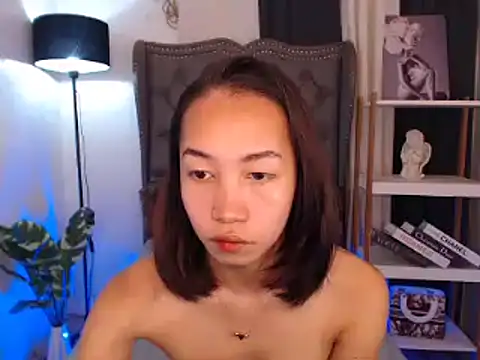 Snapshot of Sweet_kittyxx chatting on 10/07/25, 04:13 Sweet kittyxx online show from 10/07/25, 04:13