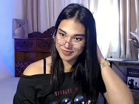 Snapshot of magnificent_kitana chatting on 05/14/26, 12:13 magnificent kitana online show from 05/14/26, 12:13