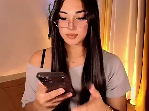 Snapshot of magnificent_kitana chatting on 05/22/26, 02:37 magnificent kitana online show from 05/22/26, 02:37