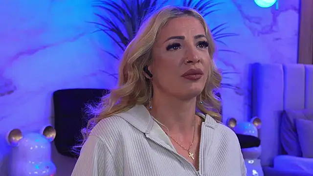 Izabellle02 online show from 04/16/26, 03:40