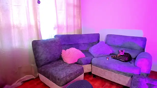 Shophie thoopson online show from 10/28/25, 12:26