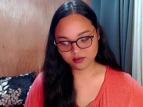 Snapshot of _Lylia chatting on 10/05/25, 12:23 Lylia online show from 10/05/25, 12:23