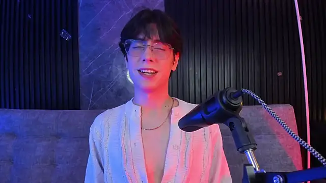 luixdust  online show from 10/28/25, 04:24