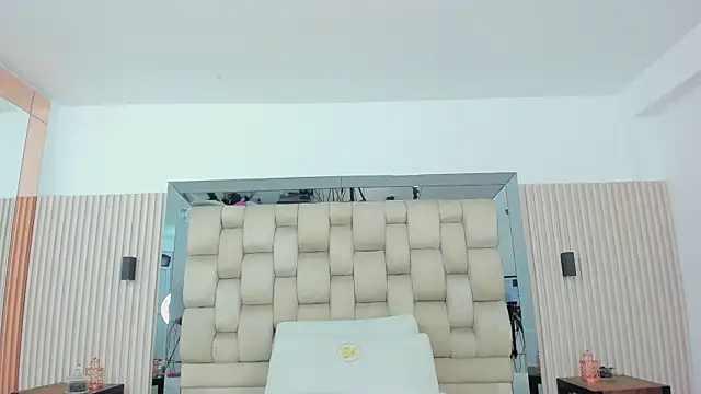 ikia lopez  online show from 11/06/25, 07:29