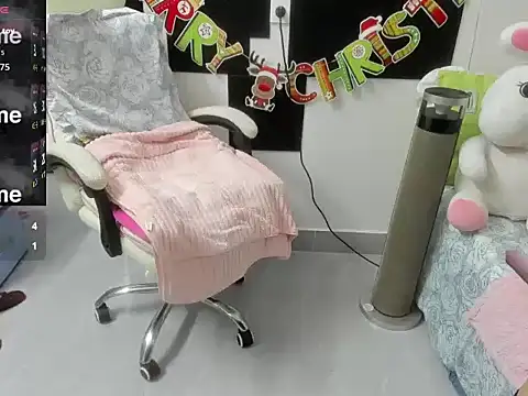 Snapshot of LuckyBabe_new01 chatting on 01/12/26, 01:12 LuckyBabe new01 online show from 01/12/26, 01:12