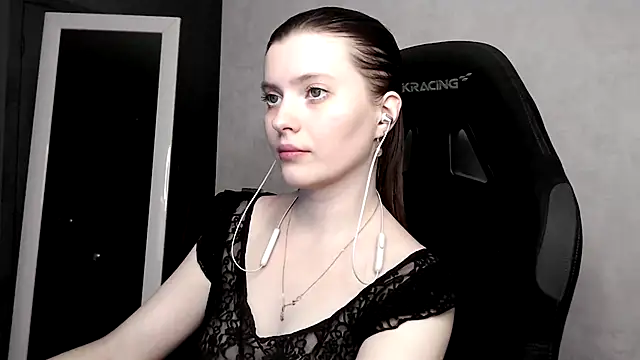 Snapshot of cute_elfy_ chatting on 09/19/25, 04:33 cute elfy online show from 09/19/25, 04:33