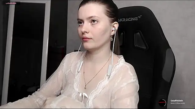 Snapshot of cute_elfy_ chatting on 10/07/25, 04:08 cute elfy online show from 10/07/25, 04:08