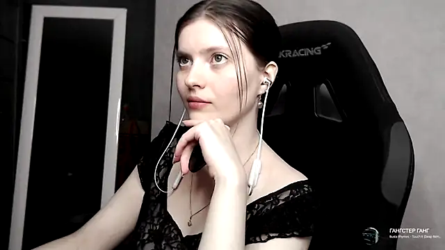 Snapshot of cute_elfy_ chatting on 09/18/25, 04:43 cute elfy online show from 09/18/25, 04:43