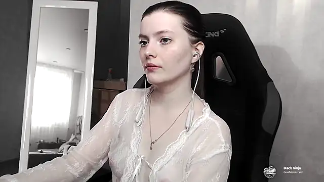 Snapshot of cute_elfy_ chatting on 10/08/25, 02:07 cute elfy online show from 10/08/25, 02:07