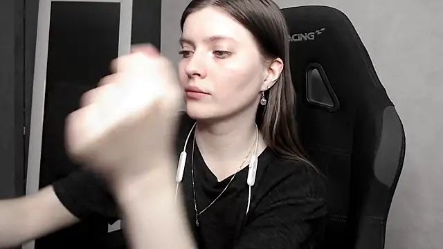 Snapshot of cute_elfy_ chatting on 09/22/25, 05:08 cute elfy online show from 09/22/25, 05:08
