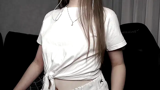 Snapshot of cute_elfy_ chatting on 10/14/25, 03:23 cute elfy online show from 10/14/25, 03:23