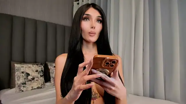 Snapshot of EmeraldGreyson chatting on 02/06/26, 01:23 EmeraldGreyson online show from 02/06/26, 01:23