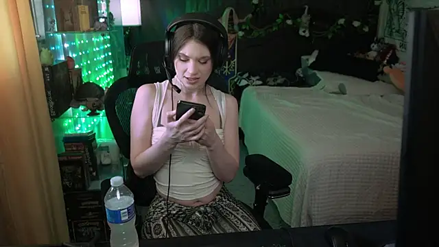 littlelune online show from 04/07/26, 08:32