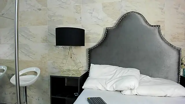 Snapshot of abigail_silver_ chatting on 10/15/25, 12:24 abigail silver online show from 10/15/25, 12:24