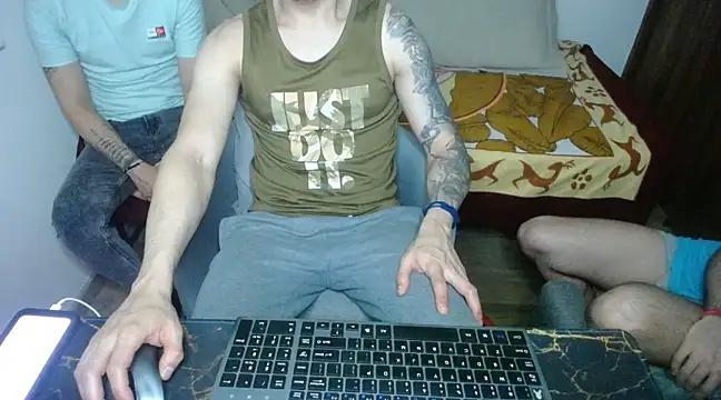 Snapshot of bossking017 chatting on 03/14/25, 03:15 bossking017 online show from 03/14/25, 03:15