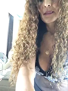 Snapshot of evasweett__ chatting on 04/23/26, 02:30 evasweett online show from 04/23/26, 02:30