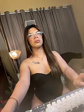 Snapshot of Nyxie_luxx chatting on 04/06/26, 04:46 Nyxie luxx online show from 04/06/26, 04:46