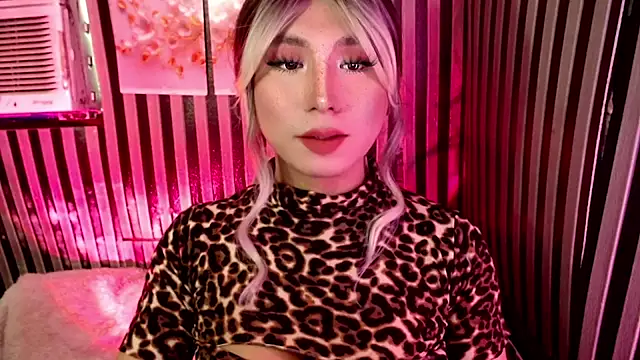 UrhotlucyTS online show from 04/26/26, 06:22