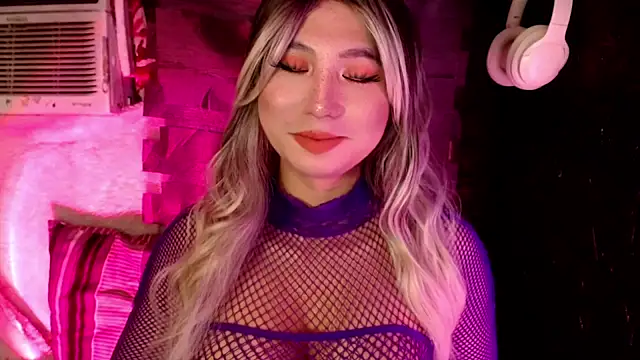 UrhotlucyTS online show from 12/20/25, 11:02