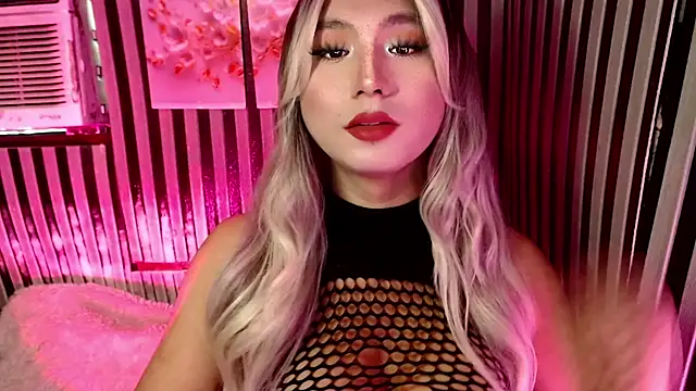 UrhotlucyTS online show from 05/26/26, 06:44