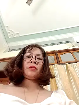 Snapshot of Mizzu-mi chatting on 10/19/25, 08:11 Mizzu-mi online show from 10/19/25, 08:11