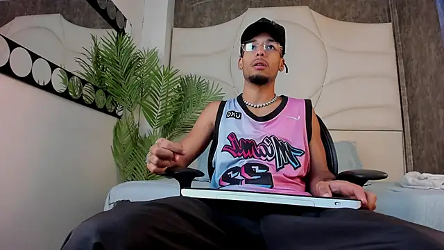 Thiagoferreti online show from 10/25/25, 07:36