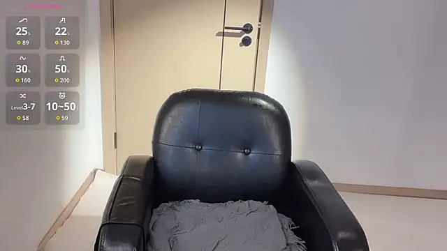 Snapshot of Seraphina-se chatting on 11/24/25, 09:26 Seraphina-se online show from 11/24/25, 09:26