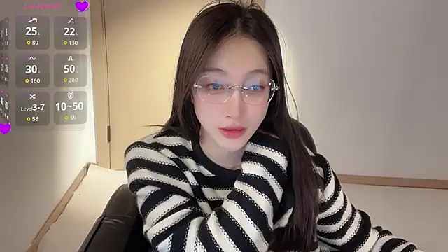 Snapshot of Seraphina-se chatting on 11/28/25, 11:27 Seraphina-se online show from 11/28/25, 11:27