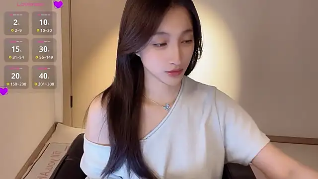 Snapshot of Seraphina-se chatting on 12/17/25, 06:02 Seraphina-se online show from 12/17/25, 06:02