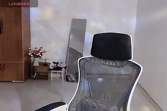    Daisy    online show from 12/17/25, 02:22