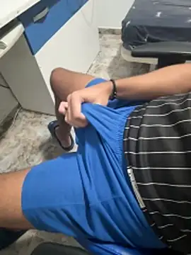 aavrdvh33 online show from 10/27/25, 09:05