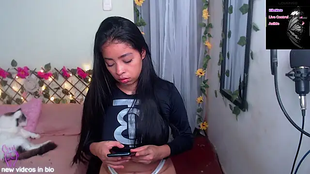 Snapshot of Angie_Lee01 chatting on 09/12/25, 12:38 Angie Lee01 online show from 09/12/25, 12:38