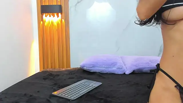 IsabellaMonet online show from 11/11/25, 11:05