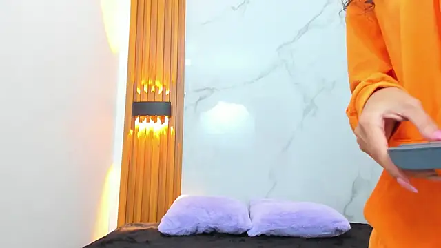 IsabellaMonet online show from 11/13/25, 11:14