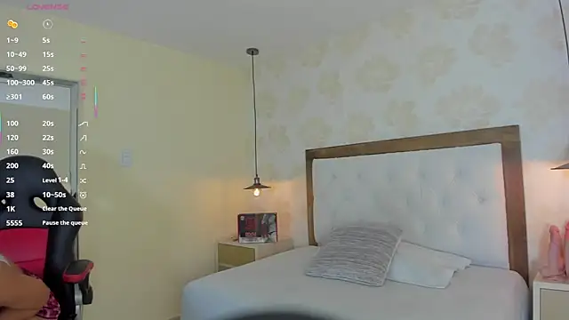 IRISCLARK1 online show from 11/08/25, 07:28